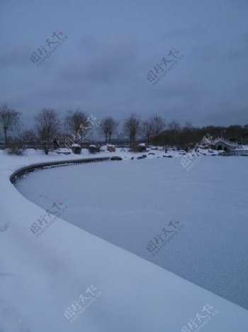 南湖的雪景图片