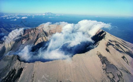 火山云雾图片