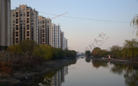 溪边建筑图片
