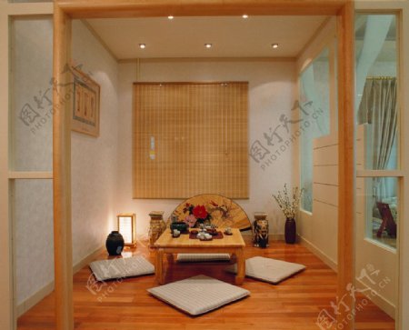 卧室自然木纹桌图片