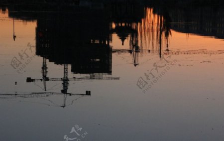 湖面黄昏景色图片
