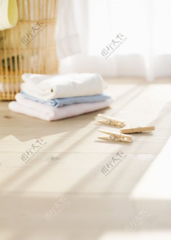 叠放的浴巾图片