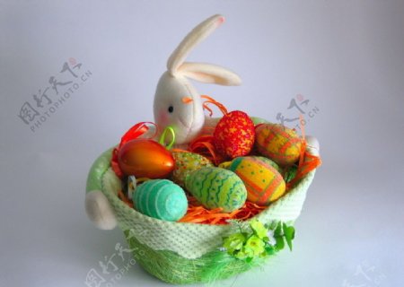 装彩蛋的兔篮子图片