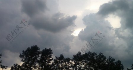 乌云下雨前图片