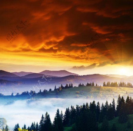 云雾中的青山图片