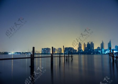 河滨夜景图片