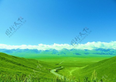 绿色山峰草地美景风光图片