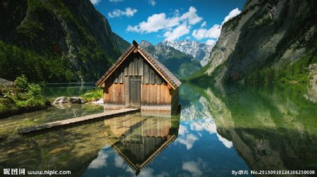 湖中木屋与山峰美景图片