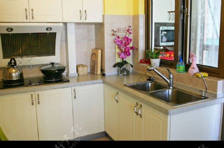 黄白色调精致厨房图片
