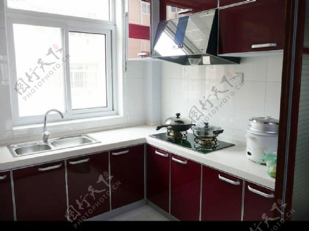 深红色调现代整体组合厨房图片