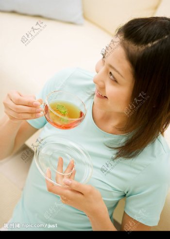 女性喝茶图片