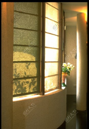 窗台前的阳光图片