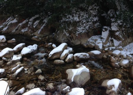 冬雪溪流图片