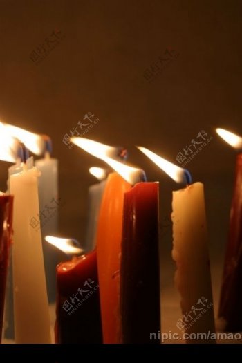 风中燃烧的蜡烛图片
