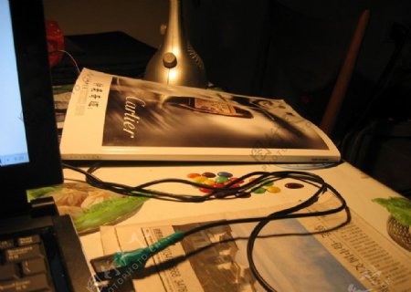 家居书杂志夜晚台灯电脑图片
