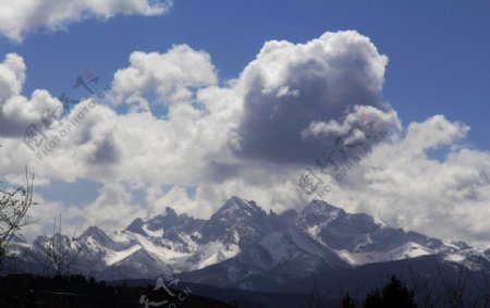 九寨沟山顶的云图片