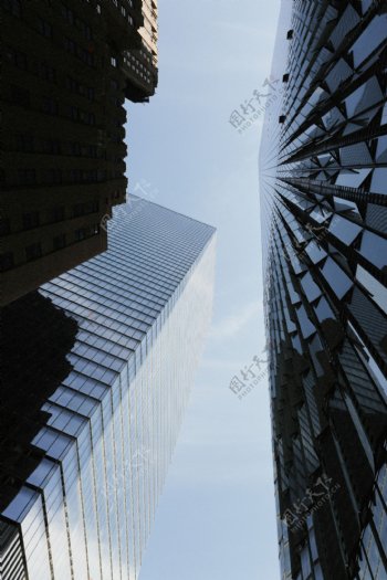 蓝天下的高楼建筑图片