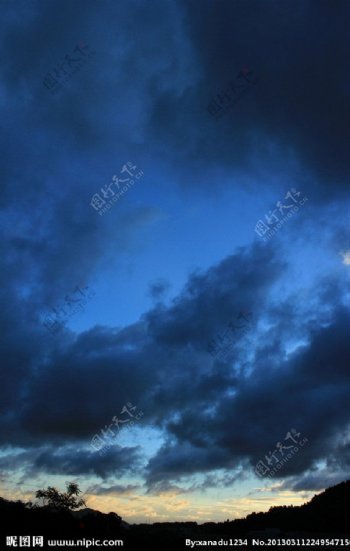 乌云后的蓝天图片