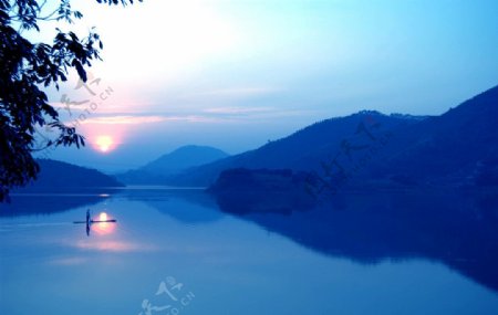 夕阳湖水图片
