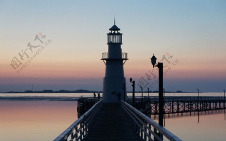 月坨岛晨曦中的灯塔图片
