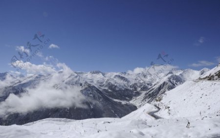 蓝天雪山雪景图片