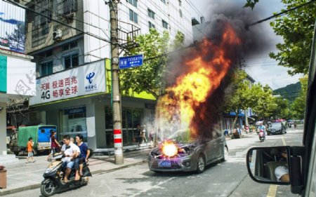 燃烧的汽车图片