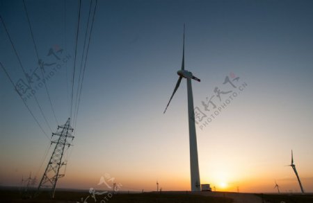 夕阳下的风力发电美图图片