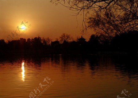 夕阳映照湖面图片