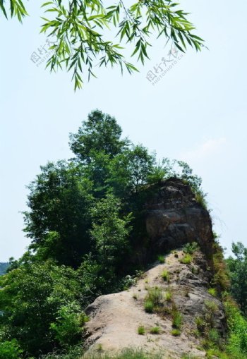 山顶的巨石图片
