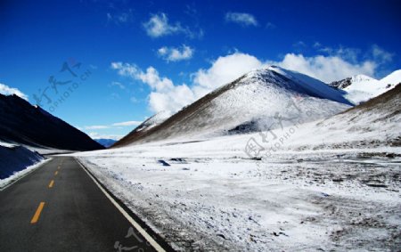 雪山道路图片