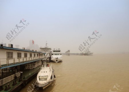 长江上的快艇图片