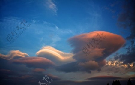 蘑菇云彩霞图片