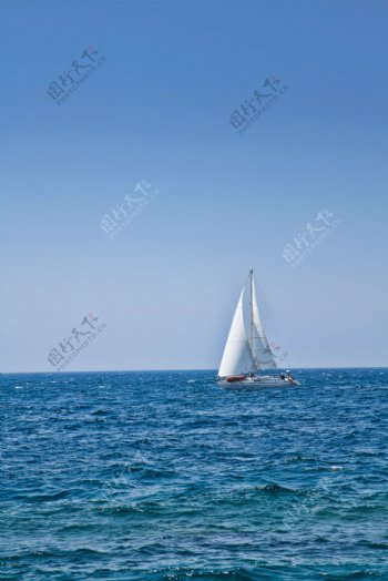 海上行帆图片