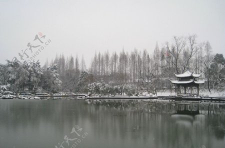 湖州莲花庄凉亭雪景图片