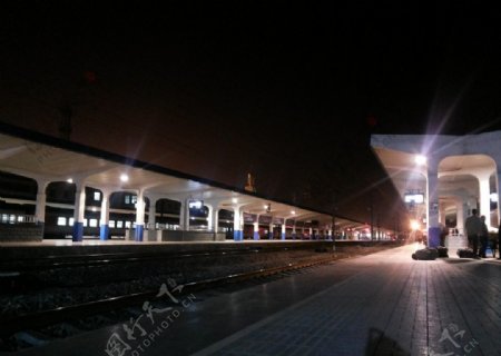 车站之夜图片