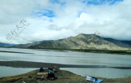 西藏河畔图片
