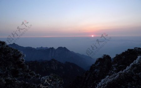 炼丹峰前日出图片