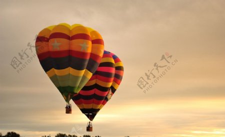 天空中的彩色热气球图片