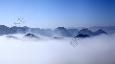 雾罩群山图片