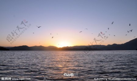 泸沽湖日图片