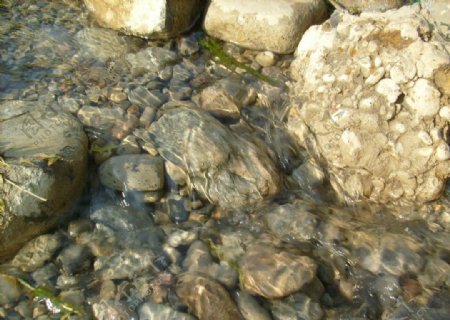 清澈泉水鹅卵石图片
