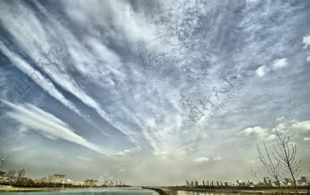 白云下的渭河全景图片