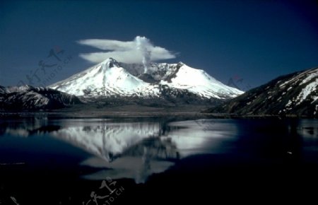雪山火山湖泊图片