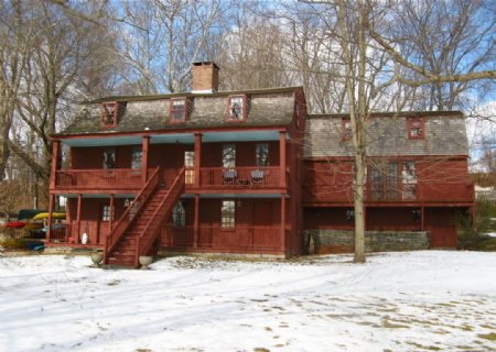 雪中的红房子图片