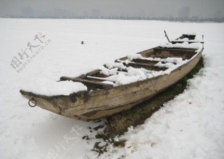 雪地的小木船图片