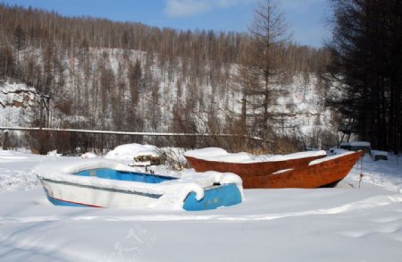 木屋白雪船只图片