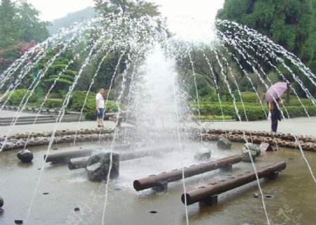 都江堰喷泉图片