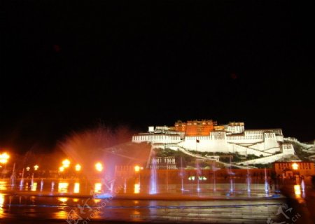 布达拉宫喷泉夜景图片