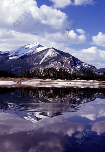 雪山与湖图片