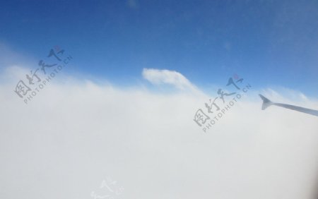 云层之上的景色图片